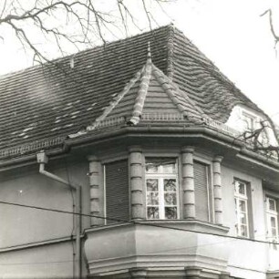 Cottbus, Inselstraße 9. Villa (Kinderkrippe "Mitte"; A. 20. Jh.), Eckerker (Obergeschoß)