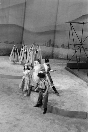 Szenenbilder aus dem Ballett "Gajaneh" von A. Chatschaturjan, Choreographie I. Gruber, mit E. Vesco, Deutsche Staatsoper Berlin, Premiere 21.10.1955