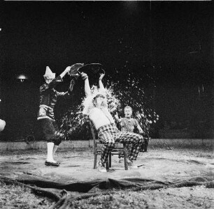 Mammutzelt in der Puszta : Manege mit Darbietung der Clowns