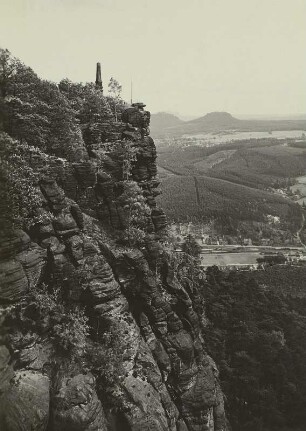 Elbsandsteingebirge. Blick vom Lilienstein über die Elbe zum Gohrisch mit davor liegendem Dorf Gohrisch. Links von Gohrisch der Papststein