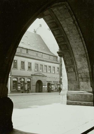 Chemnitz. Blick aus den Kolonaden des Westgiebels der St. Jacobi-Kirche auf die Innere Klosterstraße