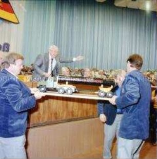 Erich Mückenberger erhält beim 13. Kongress der DSF ein Gastgeschenk