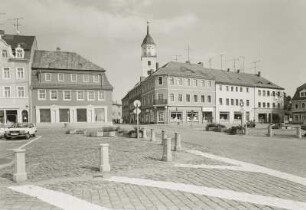 Bischofswerda. Altmarkt mit Wohnhäusern mit Läden. Blick nach Nordost zum Turm der Christuskirche