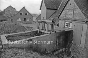 Mühlengebäude [ehemalige Kornwassermühle]: ehemaliger Ablauf des Mühlenteiches mit Wehr: hinten links Wohnhäuser