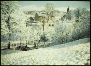 Alte Schule, Kirche : Langenhennersdorf. Ortsteilansicht mi Alter Schule und Dorfkirche. Winteraufnahme
