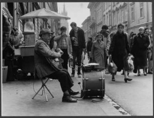 Straßenmusiker in einer Straße in Krakow