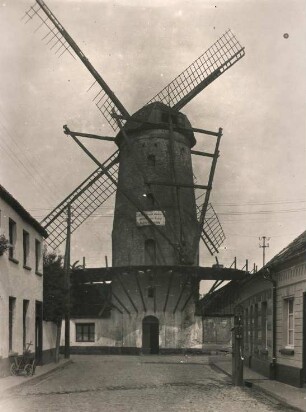 Xanten. Mittelalterliche Windmühle auf der Stadtmauer, errichtet Ende des 14. Jh. als Teil der Stadtbefestigung. Hier die Stadtseite
