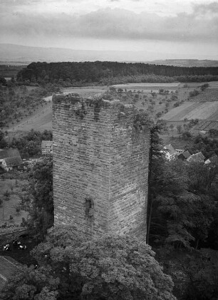 Brackenheim-Neipperg. Burg Neipperg (1201/1225, Erweiterung 1501/1700). Bergfried der oberen Burg