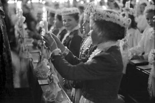 St. Märgen: Erstkommunikanten (Mädchen) in den Bänken