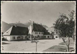 Landhaus Dr. Wolfgang Huck, Bischofswiesen: Hofansicht, Blick auf das Hauptgebäude aus nördlicher Richtung