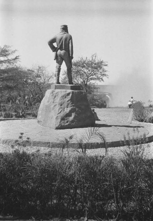 Denkmal : Denkmal für den schottischen Missionar und Afrikaforscher David Livingstone (1813-1873) an den Victoriafällen