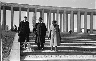 Bukarest: P(apa), M(ama), Pu gehen mit Bobby spazieren, Ausstellung