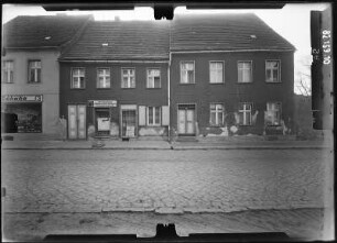Lieberose, Markt. Wohnhäuser mit Laden. Straßenfront