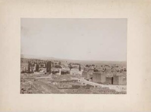 Kayseri von Südwesten : Blick aus südwestlicher Richtung auf die Stadt Kayseri und das Kastell. Im Vordergrund Basarhallen, links im Hintergrund Regierungsgebäude.