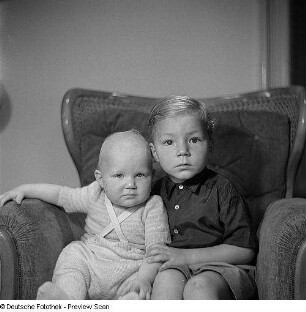 Porträt Mutter mit Kind und Baby