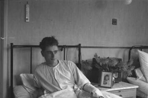 Zweiter Weltkrieg. Lazarett (wahrscheinlich in Holland). Verwundeter Angehöriger der deutschen Wehrmacht im Krankenhausbett