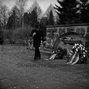 Volkstrauertag: Alter Friedhof: Ehrenhain: Mann nach Niederlegung eines Kranzes: 16. November 1975