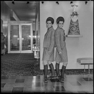 Modenschau im Café Moskau, Bild 4, 1966. SW-Foto © Kurt Schwarz.