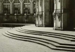 Dresden, Zwinger : Dresden. Zwinger. Wallpavillon. Hofseite. Stufen am Aufgang