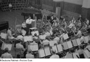 Orchesterprobe mit dem kubanischen Dirigenten Enrique González Mántici
