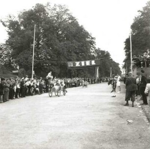 Dresden. I. Pioniertreffen. Wagenrennen im Großen Garten. August 1952