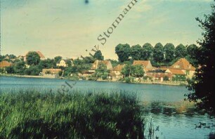 Herrenteich, dahinter Wohnhäuser am Ostufer