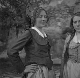Junge Frauen in Wachauer Tracht