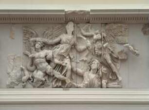 Pergamonaltar, Ostfries - Ausschnitt: Athena-Gruppe