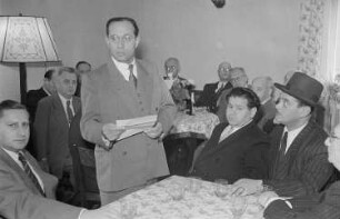 Einweihung eines jüdischen Altersheimes : Teilnehmer der Einweihungsfeier während einer Rede, Julius Meyer (Vorsitzender der Jüdischen Gemeinde in Ost-Berlin; 3.v.r.)
