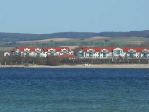 Glowe - Strandnahe Ferienwohnungen : Neugebaute strandnahe Wohnhäuser, aufgenommen am 18. April 2011 in Glowe auf der Insel Rügen
