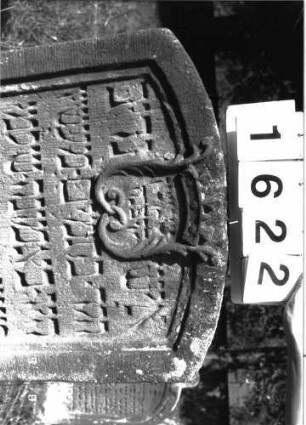 Grabstein 1622 (Index: 100097824) Maße HxBxT: 113x61x10 cm Symbolik: Krone, Kranz: Grabstein 1622 (Detailaufnahme 1)
