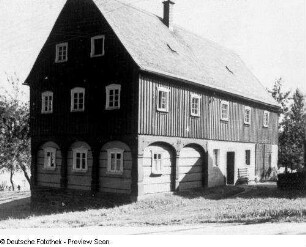 Crostau, Am Hofberg 29. Wohnstallhaus (Ende 18. Jahrhundert) mit Umgebinde. Giebel- und Eingangsseite