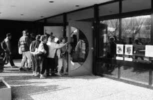 Kirchzarten: Schulzentrum; Schülergruppe geht in die Schule