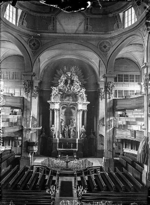Dreikönigskirche : Inneres nach West mit zweiter Empore. Blick zum Altar (Thomae, B. 1738)