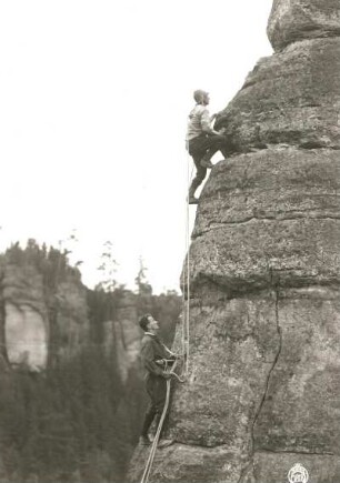 Sächsische Schweiz, Affensteine. Bergfriednadel. Seilschaft Häntzschel / Paul Illmer über dem Ring des Alten Weges (VIIa)