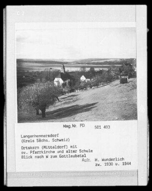 Langenhennersdorf, Pfarrkiche : Langenhennersdorf. Ortskern (Mitteldorf) mit evangelischer Pfarrkirche und alter Schule. Blick nach Westen zum Gottleubatal