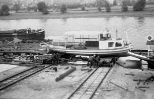 Dresden-Laubegast, Österreicher Straße 95. Schiffswerft. Motorfährboot auf den Tragwagen der Querslipanlage