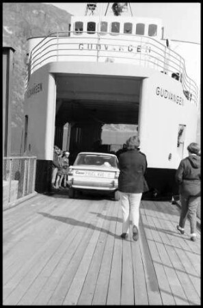 Aurland: Fährschiff Gudvangen, BMW fährt auf