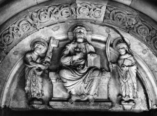 Tympanon mit thronendem Chrsitus , Apostel Petrus und einem anderen Heiligen : Tympanon mit thronendem Chrsitus , Apostel Petrus und einem anderen Heiligen (um 1220). Aschaffenburg, Stiftskirche Sankt Peter und Alexander, Westportal