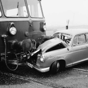Bahnunfall: Eisenbahnstrecke der Elmshorn-Barmstedt-Oldesloe-Eisenbahn (EBOE): Bahnübergang Rümpeler Weg: Kollision eines Triebwagens mit einem Pkw: vorn Gleis: rechts beschädigter Mercedes mit Stahlpuffer durch Frontscheibe: links Triebwagen: hinten rechts Andreaskreuz: dahinter Wiese