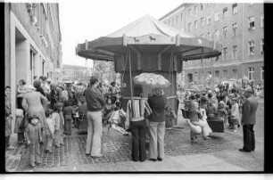 Kleinbildnegativ: Straßenfest, Lübbener Straße, 1977
