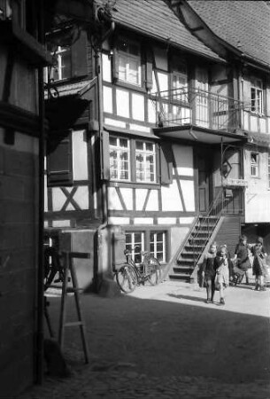 Oberkirch: Fachwerkhäuser am Kanal (rechts: spielende Kinder)