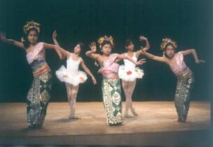 Bonn. Internationales Bonner Kindertheater. Das Kinderballett Bonn tritt mit einer indonesischen Tanzgruppe auf