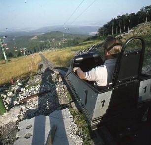 Schwalm-Eder-Kreis. Sommerrodelbahn (eventuell am Silbersee bei Frielendorf?) mit talwärts fahrendem Bob