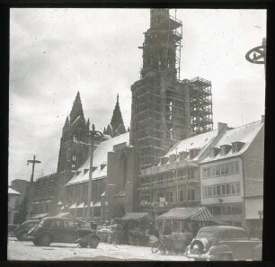 Kilianskirche mit Baugerüst, im Vordergrund Marktplatz