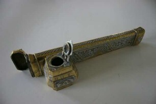 Schreibzeug (Federbehälter mit Tintenfass)