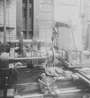 Bohren der Schraublöcher in den Schubstangenkopf : Technikgeschichte | Technologie | Maschinenbau und Eisengiesserei | Dampfmaschinenbau | Cottbusser Maschinenbau-Anstalt und Eisengießerei AG