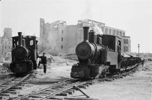 Enttrümmerung im Stadtkern : Dresden-Altstadt. Trümmerbahnen zwischen Ruinen