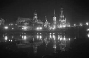 Dresden. Blick vom Neustädter Elbufer gegen Ständehaus, Residenzschloß und Katholische Hofkirche