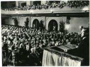 Erich Honecker spricht auf der Eröffnung des 3.Parlaments der FDJ in Leipzig